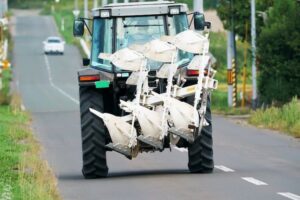 トラクターの公道走行が可能に！ 作業機や免許は？ ポイントを解説