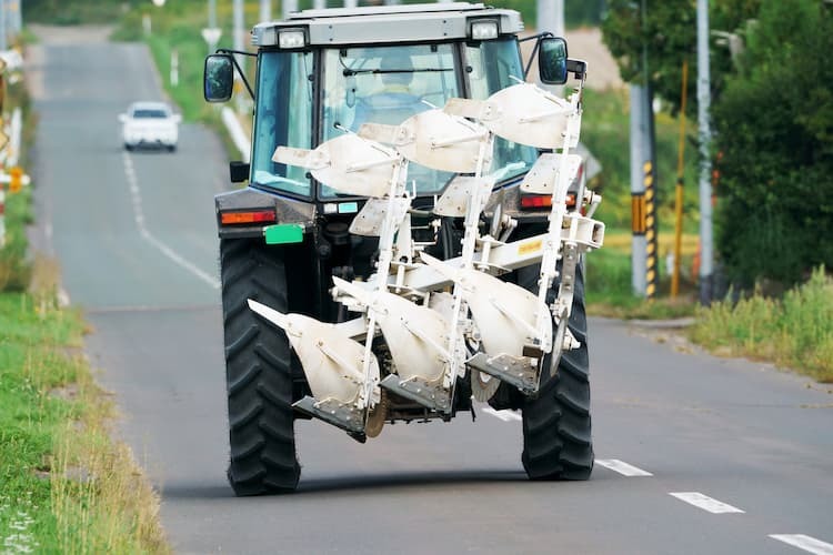 トラクターの公道走行が可能に！ 作業機や免許は？ ポイントを解説