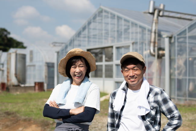 農作業をする夫婦