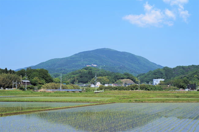 福島県の湯ノ岳山と水田
