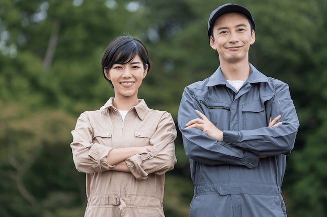 男女農家 腕組
