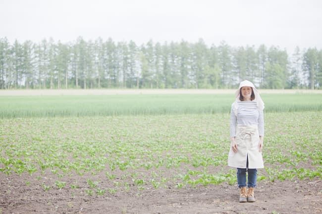 畑に立つ農家の女性