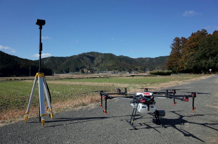 農薬散布にドローンを活用するメリットや規制などについて解説