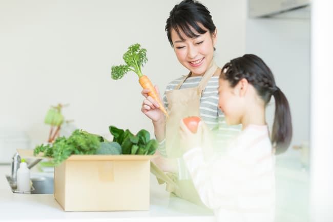 野菜を受け取る親子