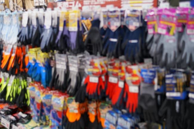 カラフルな商品が並ぶ作業用手袋売り場