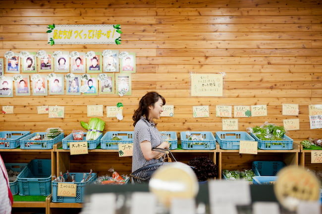 直売所での野菜販売