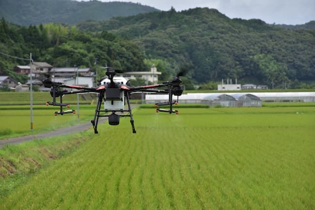 農業用ドローンによる農薬散布 