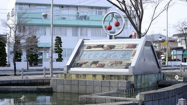 寒河江駅近くの「さくらんぼの里」のモニュメント