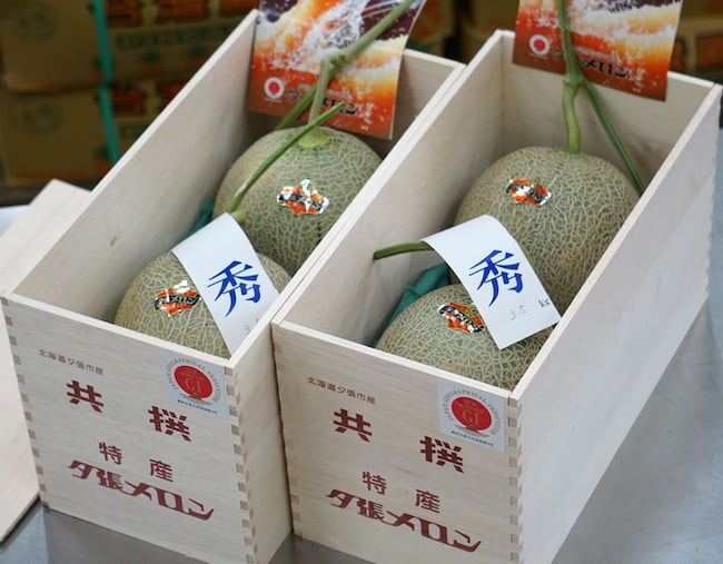 2021年5月 豊洲市場での夕張メロンの初競りで落札された「木箱入り秀品2玉」