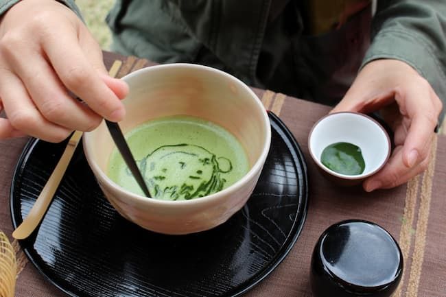 京都府「京都のお茶の歴史と日本遺産を巡る旅」で行われた抹茶アート体験