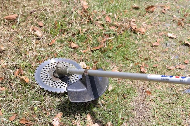 チップソータイプの草刈り機(刈払い機)