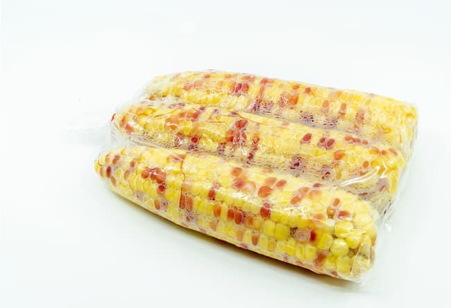 海外産のワキシーコーンは、蒸しとうもろこしに加工されている