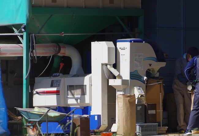 籾摺り機(左側)・選別計量機(右側)