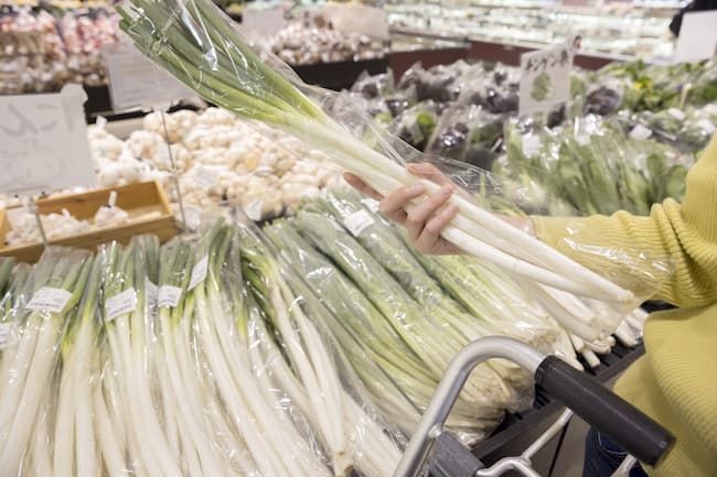 スーパーマーケットの野菜売り場 長ネギ
