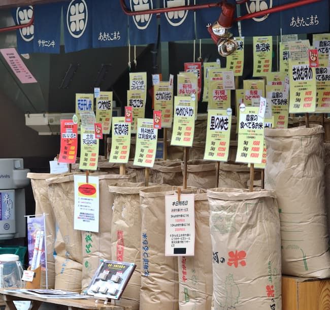 銘柄米が並ぶ米穀店