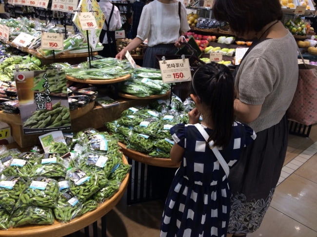 新潟県の「食と花の銘産品」に選ばれている「くろさき茶豆」の試食宣伝会。地理的表示(GI)保護制度にも登録されている。