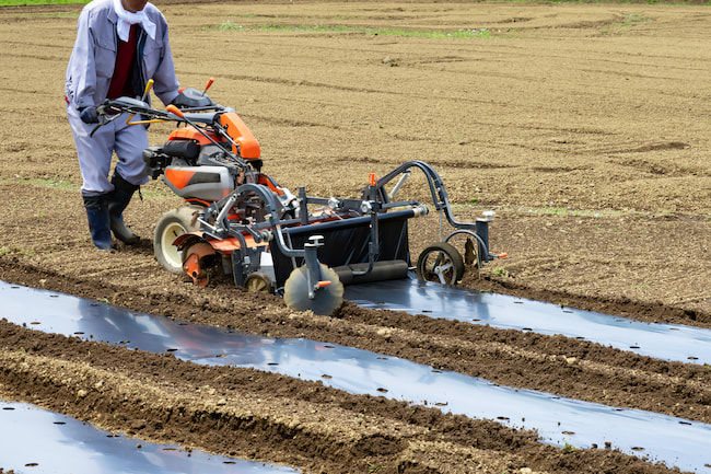 耕運機 アタッチメントを装着してマルチ作業