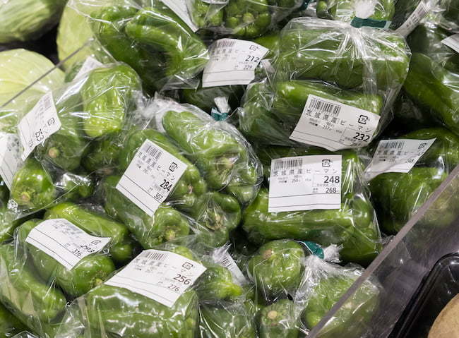 出荷され売場に並んだピーマン
