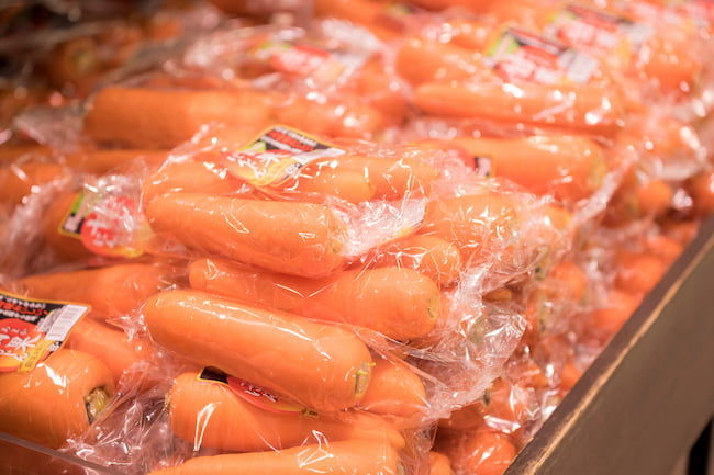 スーパーの野菜売り場に並ぶニンジン