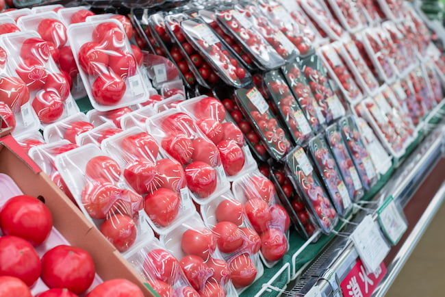 スーパーの売場に並ぶ大玉トマトとミニトマト