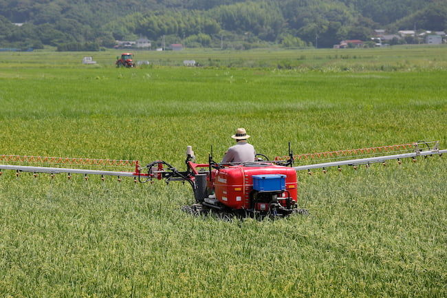 乗用管理機による水稲への農薬散布