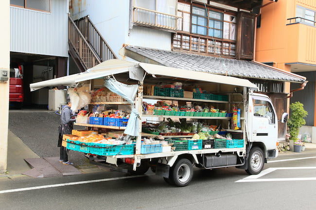 移動販売車での野菜販売